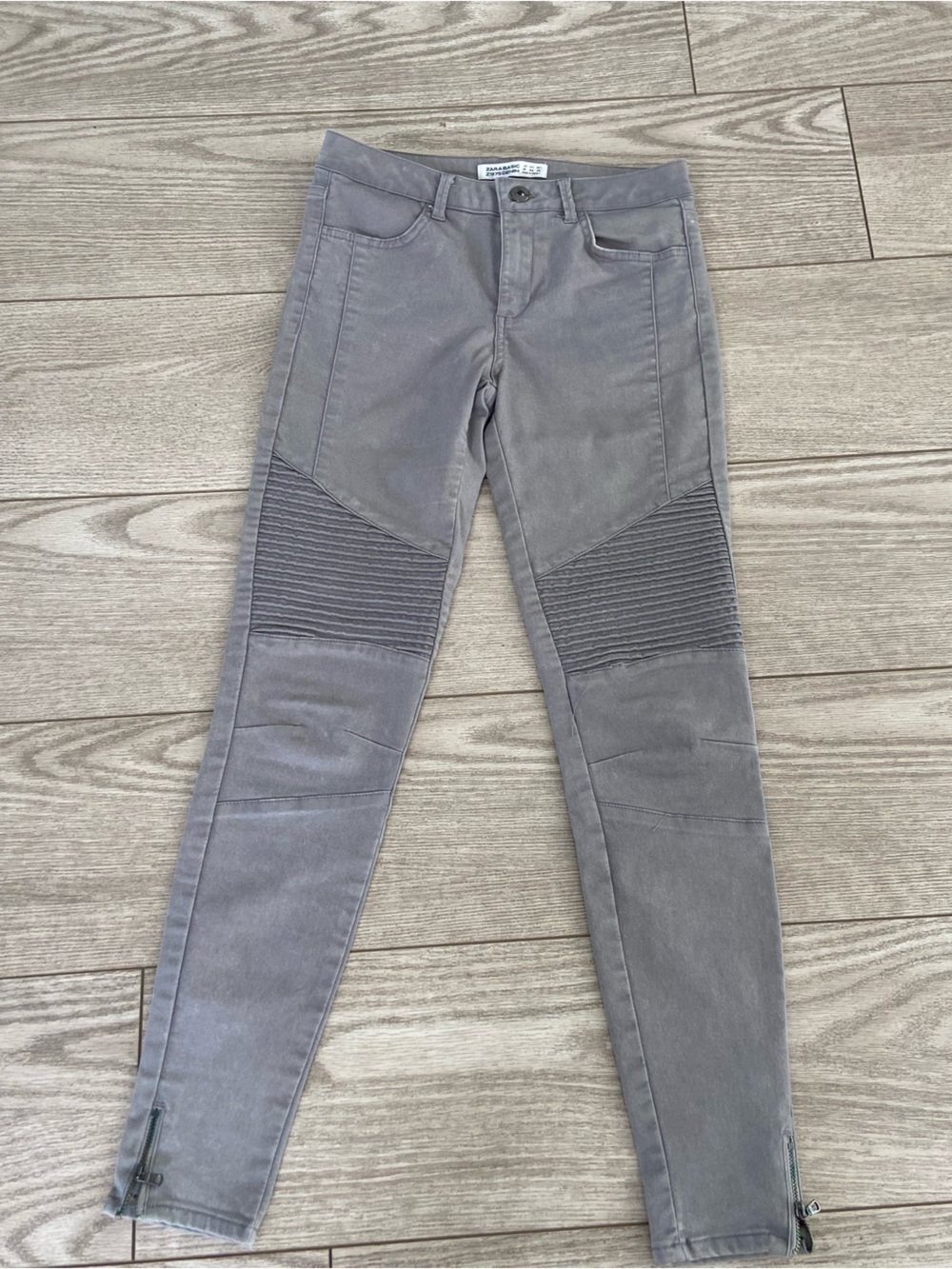 Zara women’s Gray Skinny Moto-Detail Jeans. Size: 26